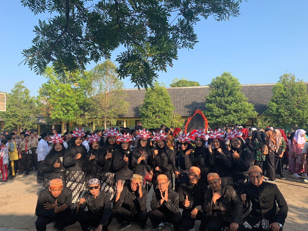 Meriah seluruh siswa-siswi SMP N 2 Wonosalam ikut berpartisipasi di Karnaval Budaya Desa Kuncir